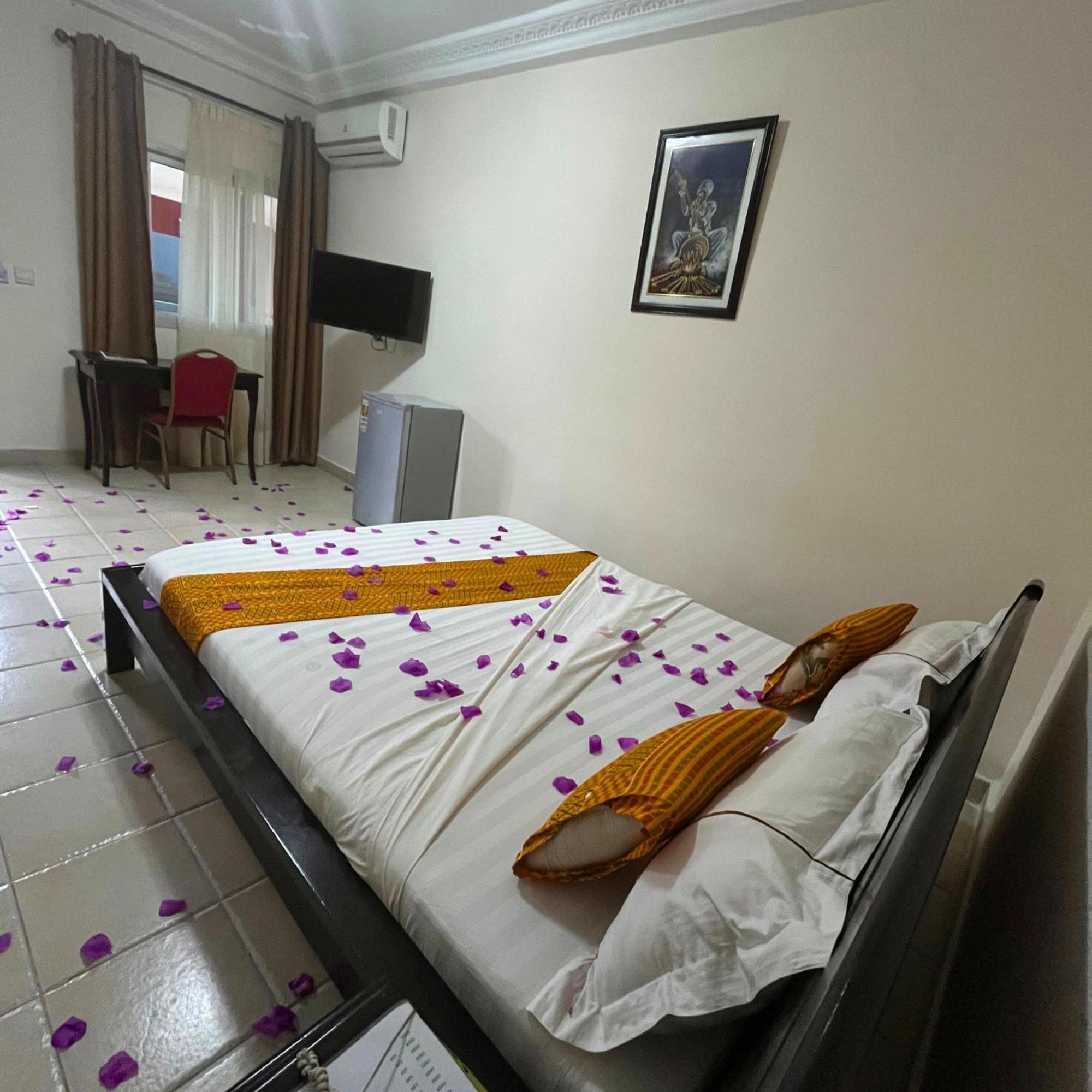 Cypa Hotel Abidjan Exteriör bild