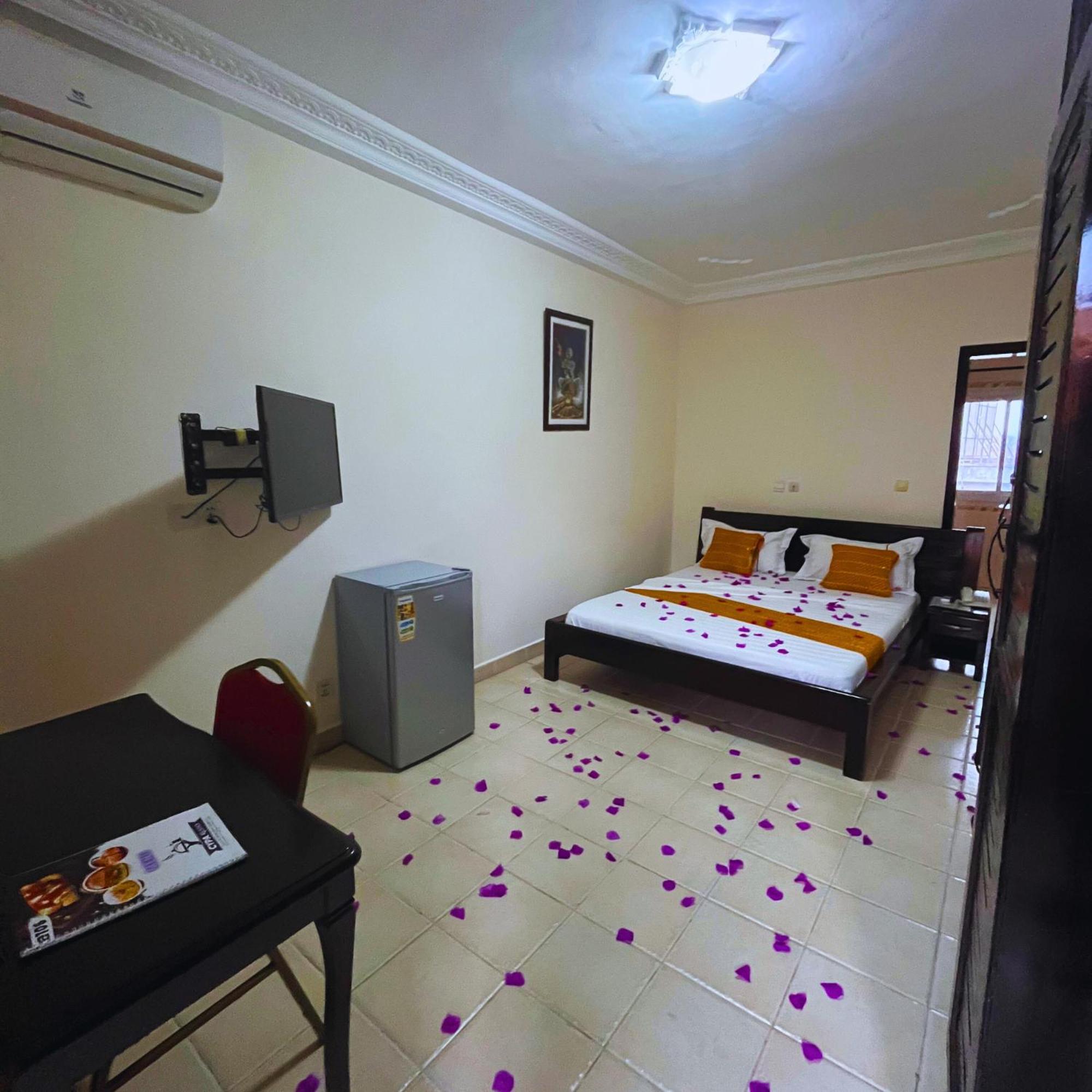 Cypa Hotel Abidjan Exteriör bild